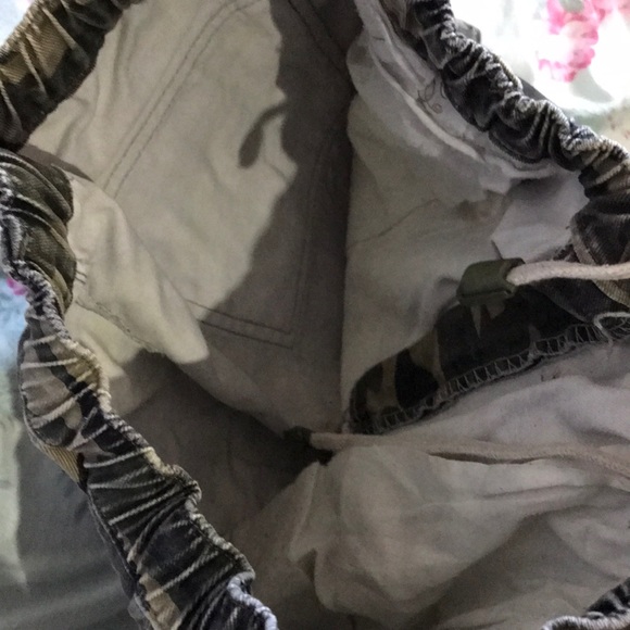 Camouflage style pants with multiple pockets - Picture 4 of 4